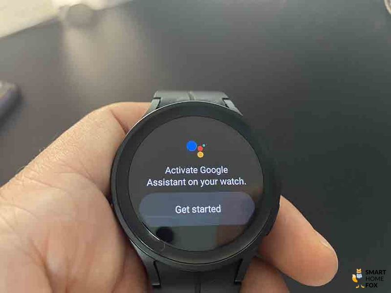 Man sieht den Google Assistant auf der Samsung Galaxy Watch 5.